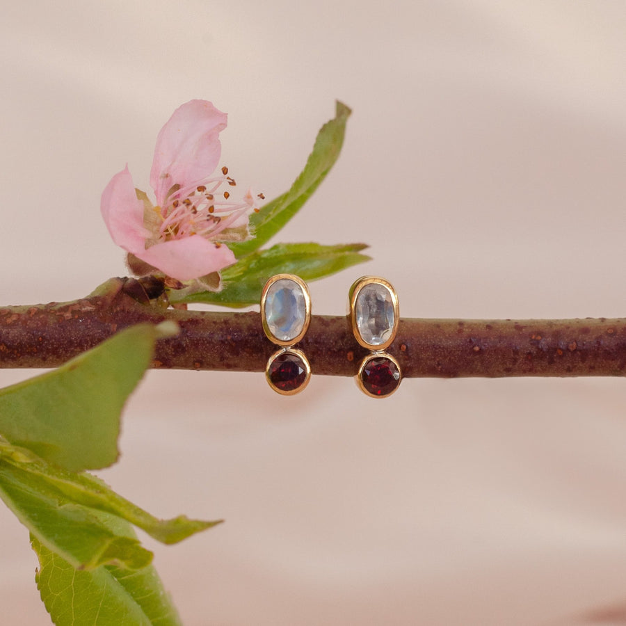 Aretes Aria Granate rojo y Piedra Luna gold